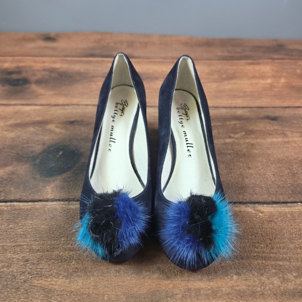 Bettye Muller Block Heel Pump Womens 8M Navy Blue Good Suede Fur Pom Pom C240